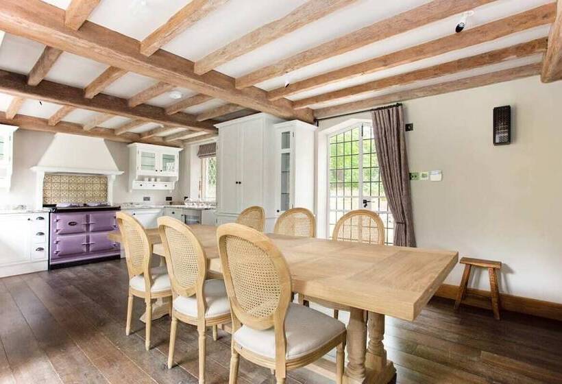 The Swinbrook Manor House   Spacious 5bdr House With Garden