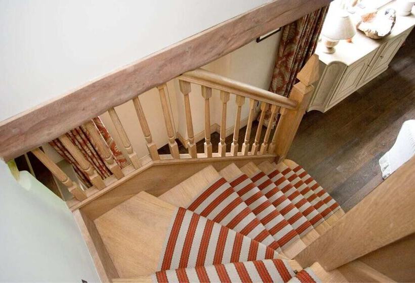 The Swinbrook Manor House   Spacious 5bdr House With Garden