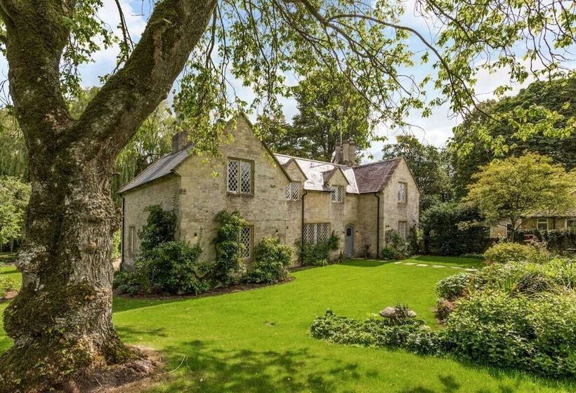 The Swinbrook Manor House   Spacious 5bdr House With Garden