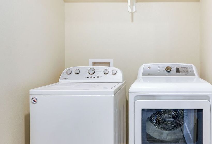 Urbana Cabana:  Modern Home 8 Mi To Texas Tech!