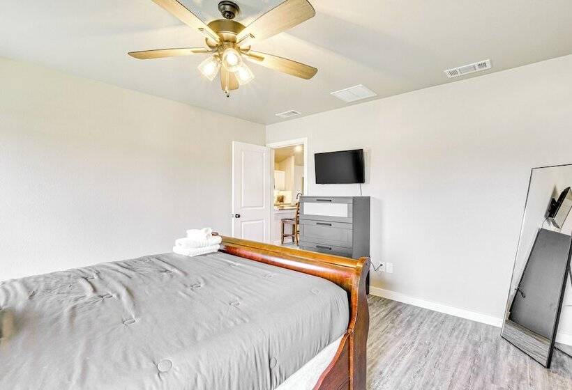 Urbana Cabana:  Modern Home 8 Mi To Texas Tech!