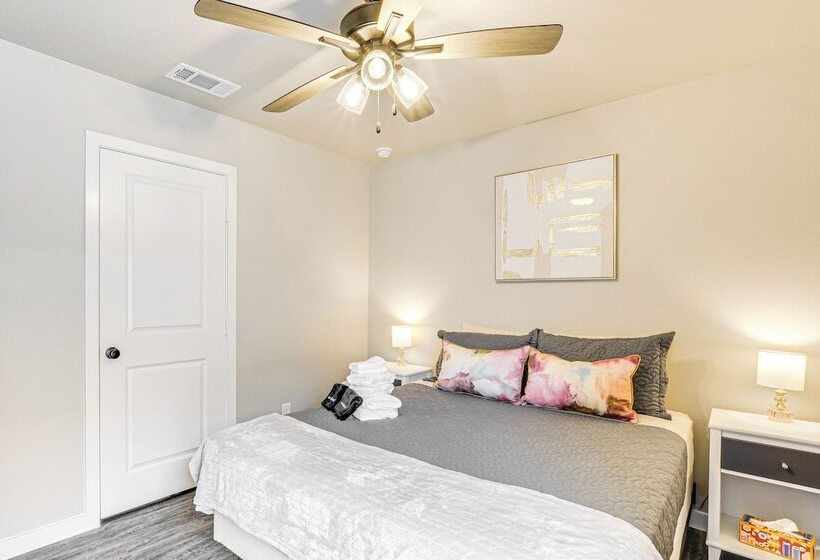 Urbana Cabana:  Modern Home 8 Mi To Texas Tech!