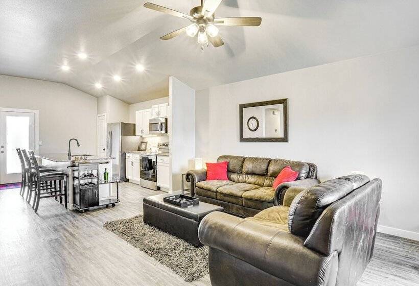 Urbana Cabana:  Modern Home 8 Mi To Texas Tech!