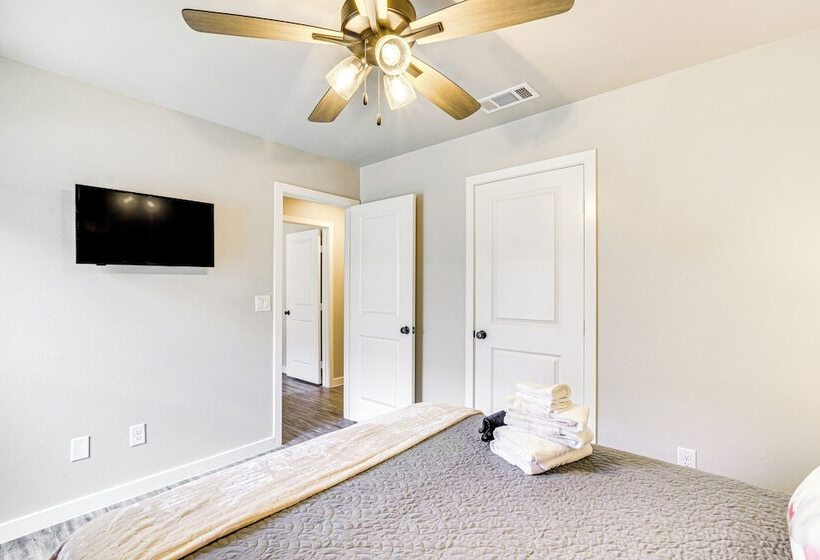 Urbana Cabana:  Modern Home 8 Mi To Texas Tech!