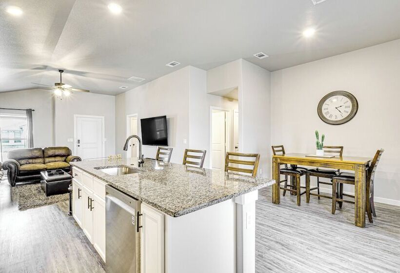 Urbana Cabana:  Modern Home 8 Mi To Texas Tech!