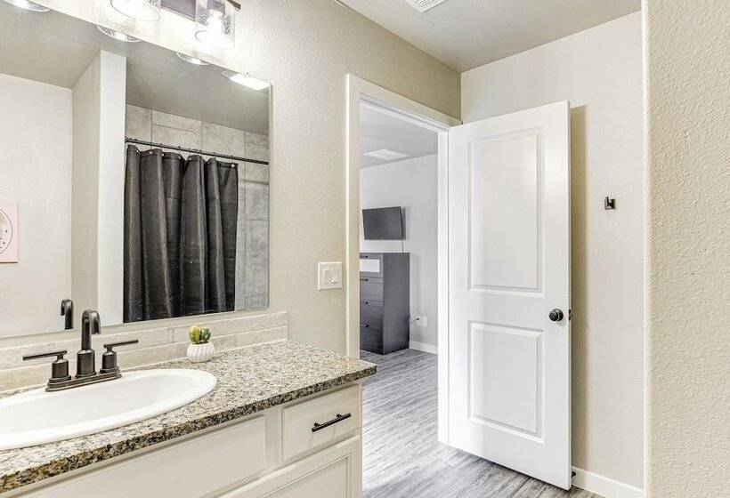 Urbana Cabana:  Modern Home 8 Mi To Texas Tech!