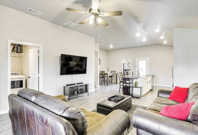Urbana Cabana:  Modern Home 8 Mi To Texas Tech!