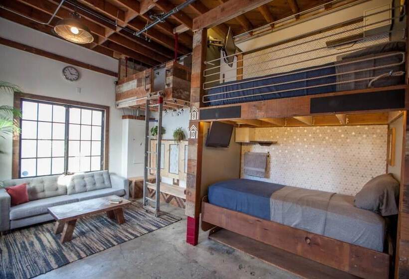 فندق صغير Podshare East Hollywood