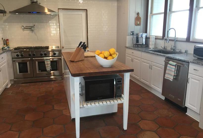 צימר Bordeaux Inn Lodi