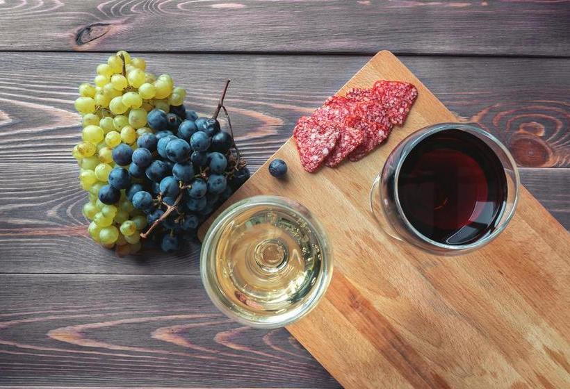 צימר Bordeaux Inn Lodi