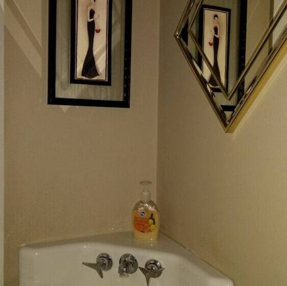 تختخواب و صبحانه Carraway Guest House