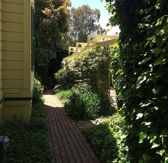 住宿加早餐  The Squibb Houses