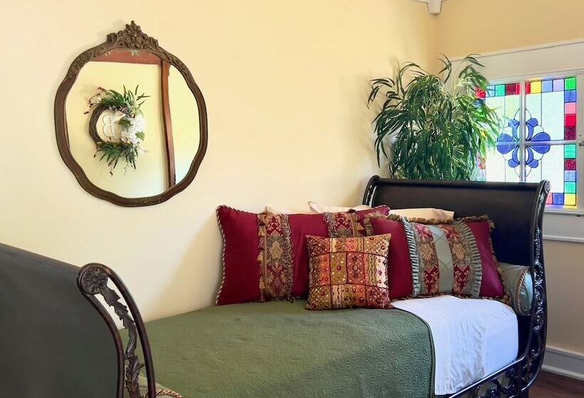 Benefield House Bed & Breakfast