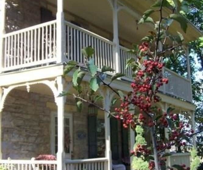 Fallen Tree Farm Bed And Breakfast