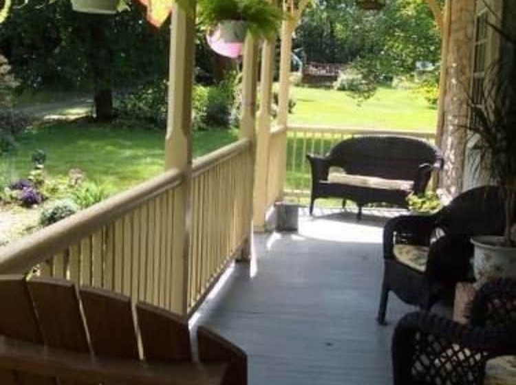 Fallen Tree Farm Bed And Breakfast