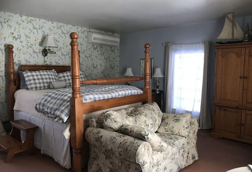 Fallen Tree Farm Bed And Breakfast