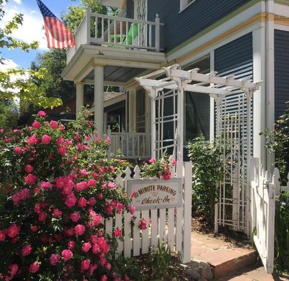 Fernweh Inn & Hostel