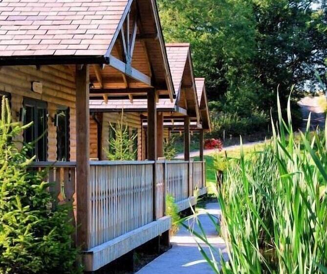 בית מלון כפרי Canada Lodge And Lake