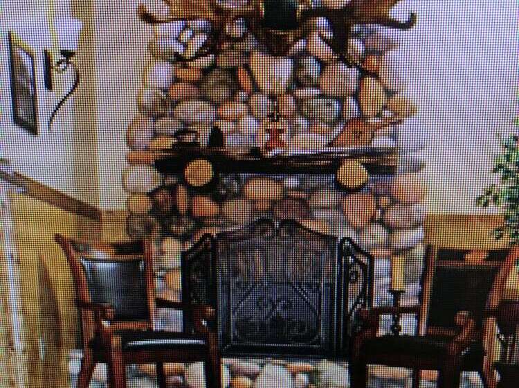 فندق Exit Glacier Lodge