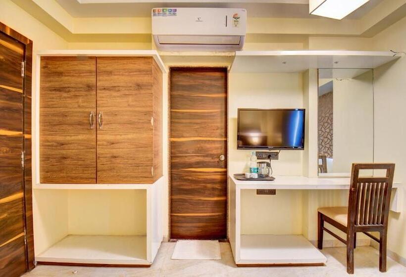 호텔 Deepali Executive