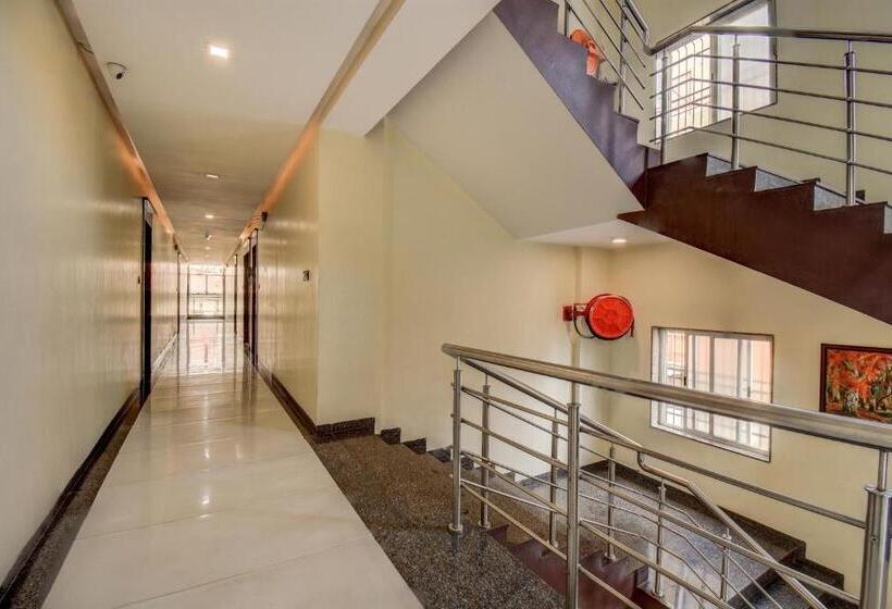 호텔 Deepali Executive