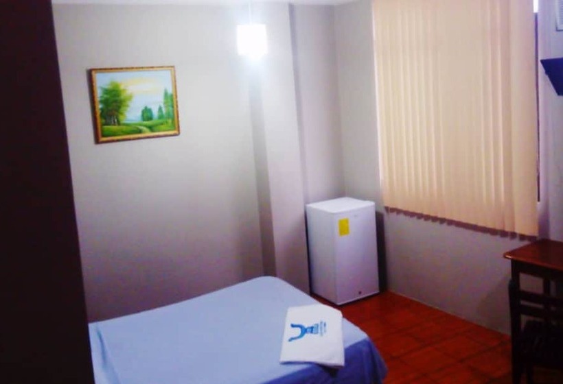 هتل Hostal Los Mantas