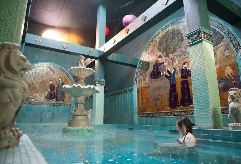 هتل Mcmenamins Old St. Francis School