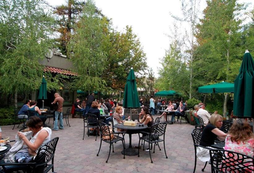 هتل Mcmenamins Old St. Francis School