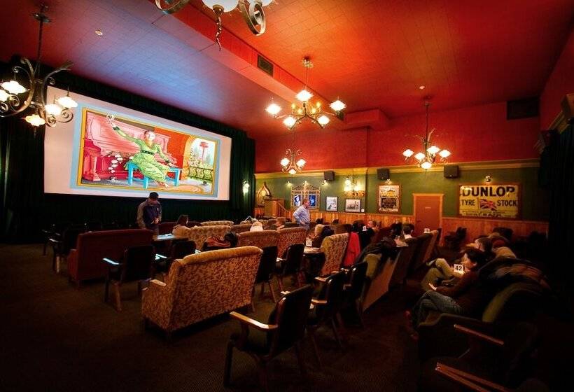 هتل Mcmenamins Old St. Francis School