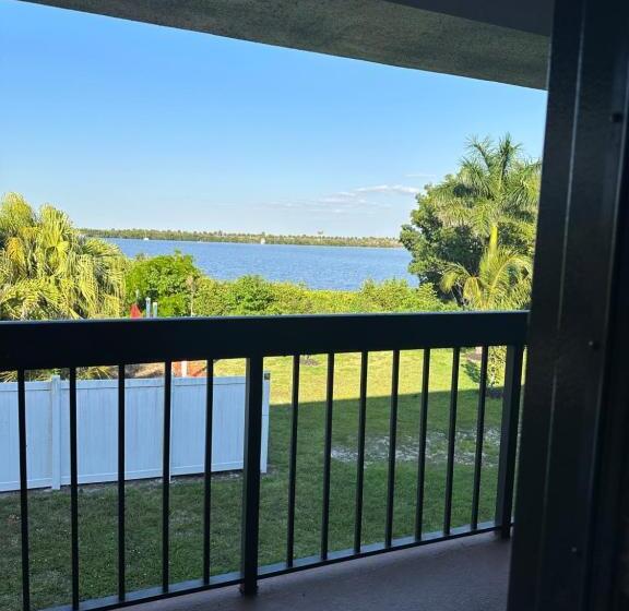 בית מלון כפרי Riverview Inn