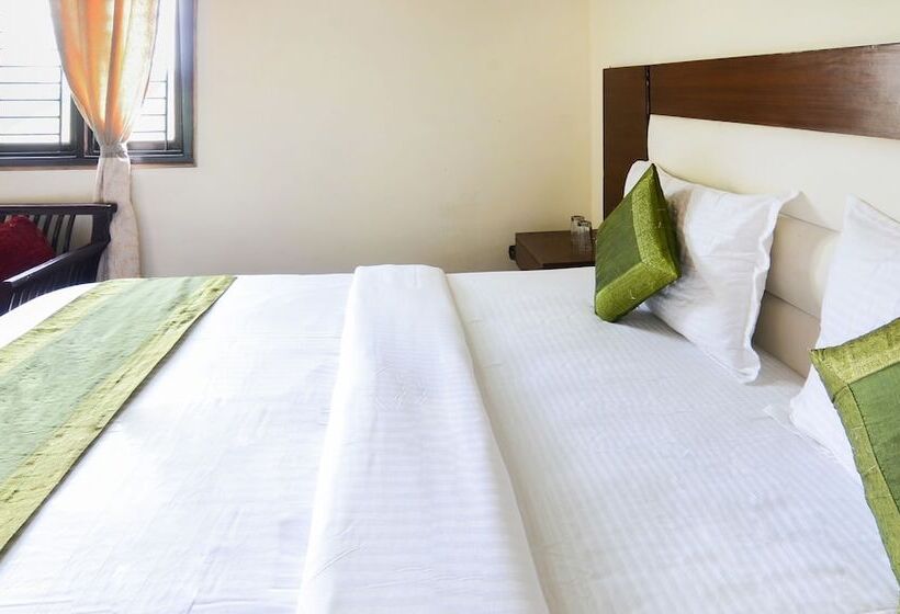 בית מלון כפרי Treebo Trip Lorent Manor Annex