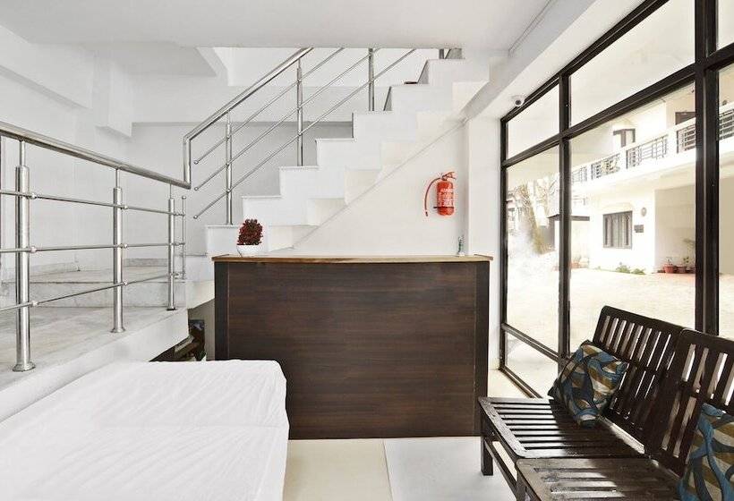 בית מלון כפרי Treebo Trip Lorent Manor Annex