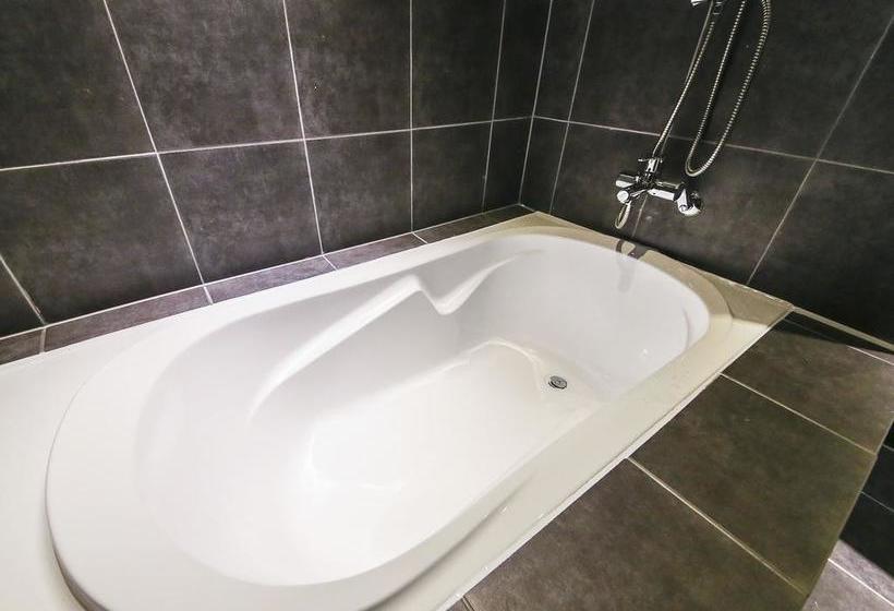 فندق على الطريق 7th Street  The Play