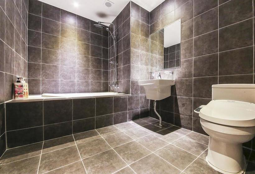 فندق على الطريق 7th Street  The Play