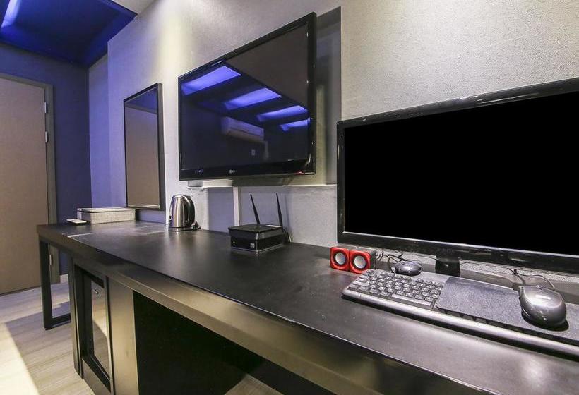 فندق على الطريق 7th Street  The Play