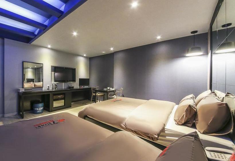 فندق على الطريق 7th Street  The Play