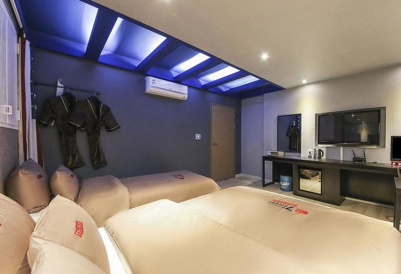 فندق على الطريق 7th Street  The Play