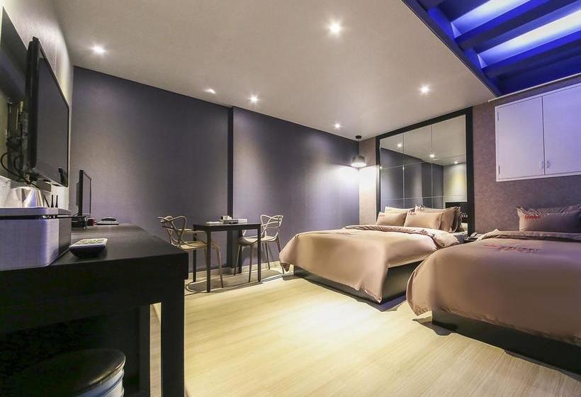 فندق على الطريق 7th Street  The Play