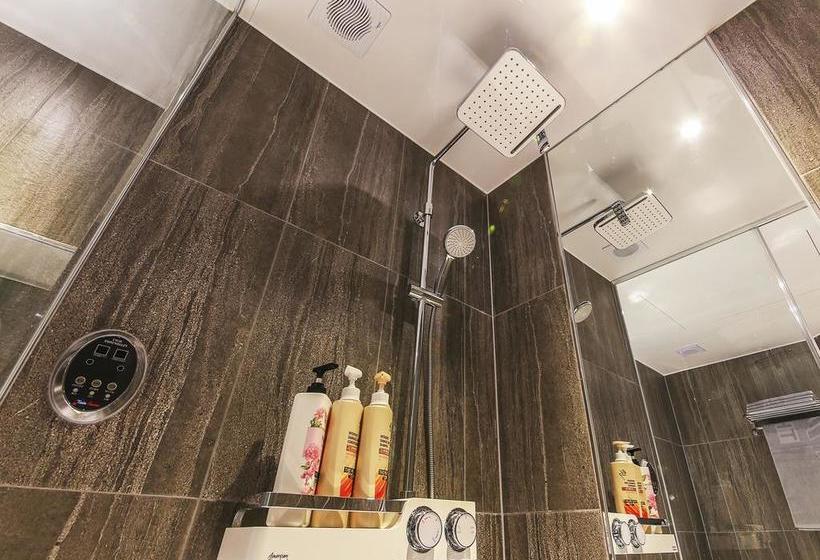 فندق على الطريق 7th Street  The Play