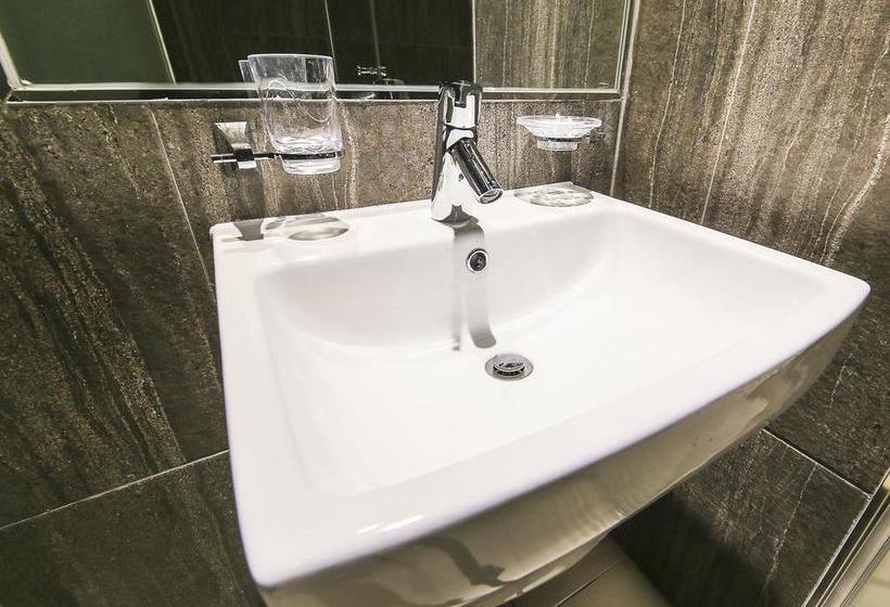 فندق على الطريق 7th Street  The Play