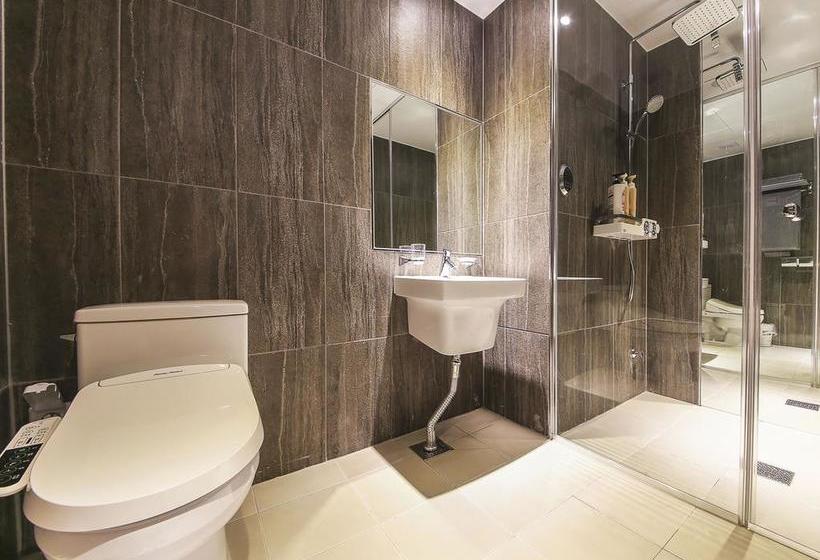 فندق على الطريق 7th Street  The Play