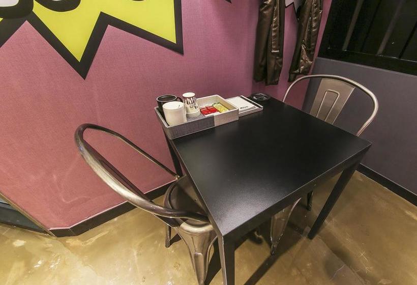 فندق على الطريق 7th Street  The Play