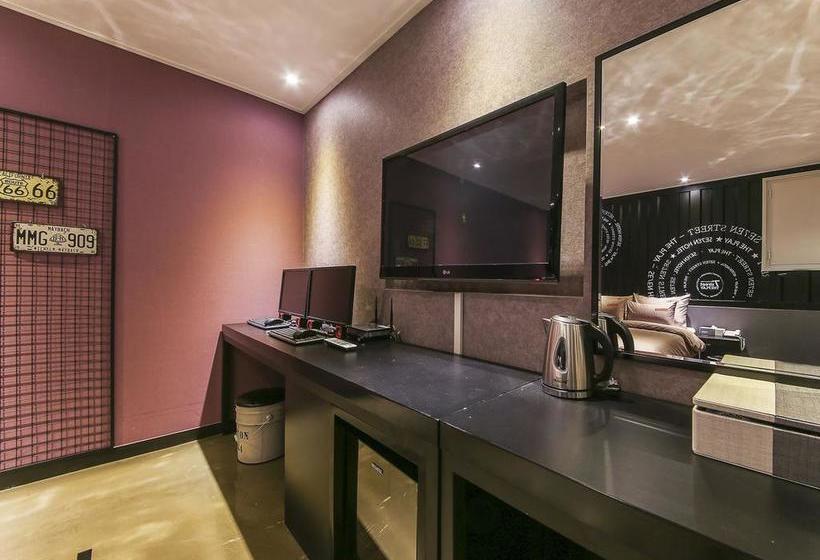 فندق على الطريق 7th Street  The Play