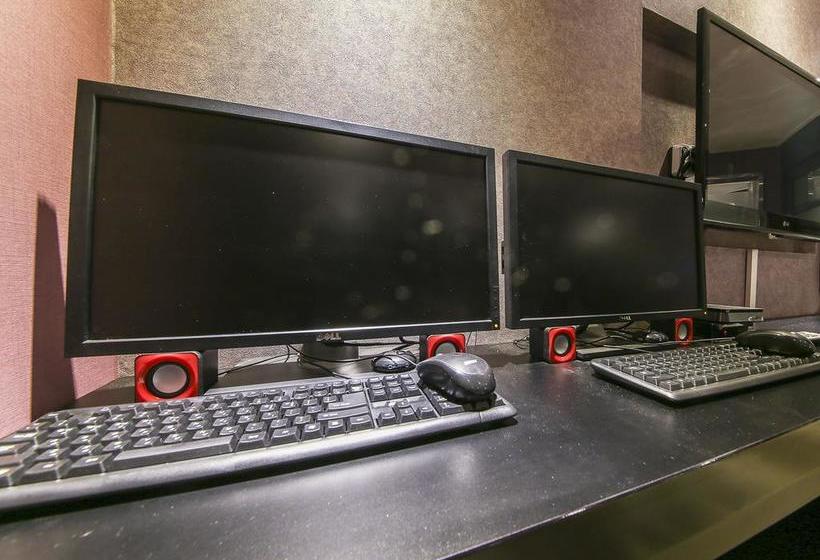 فندق على الطريق 7th Street  The Play