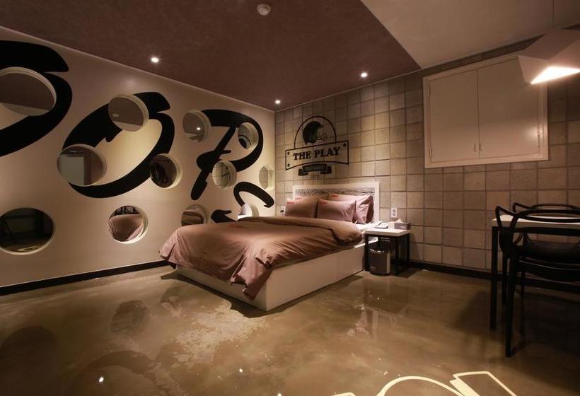 فندق على الطريق 7th Street  The Play