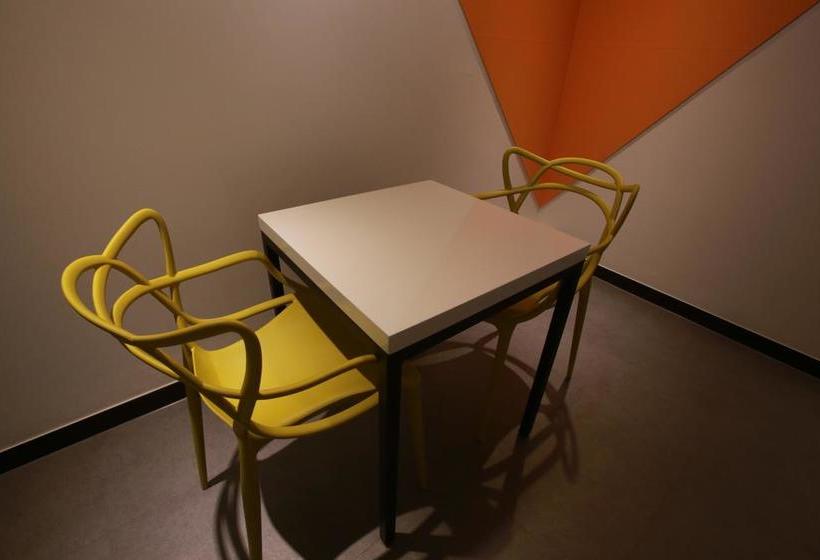 فندق على الطريق 7th Street  The Play