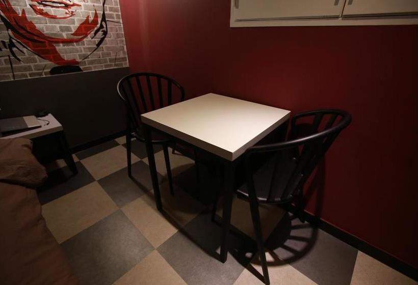 فندق على الطريق 7th Street  The Play