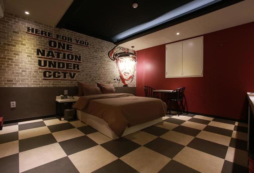 فندق على الطريق 7th Street  The Play