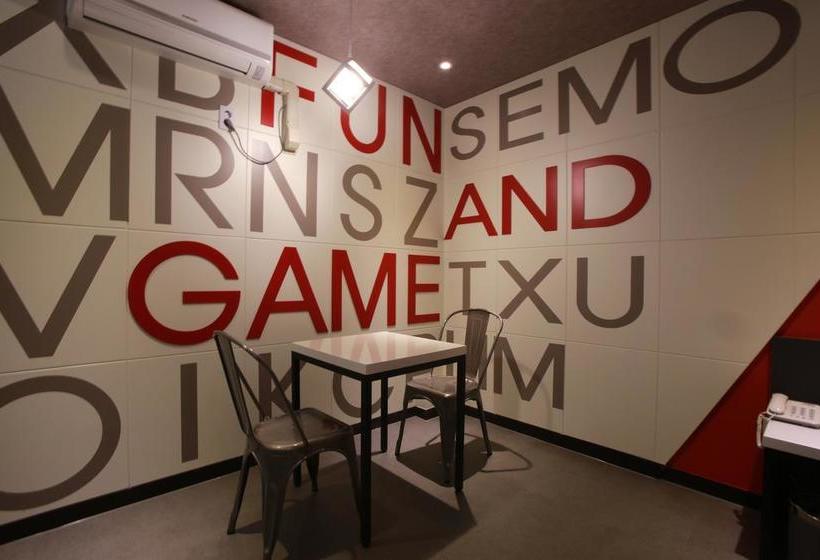 فندق على الطريق 7th Street  The Play