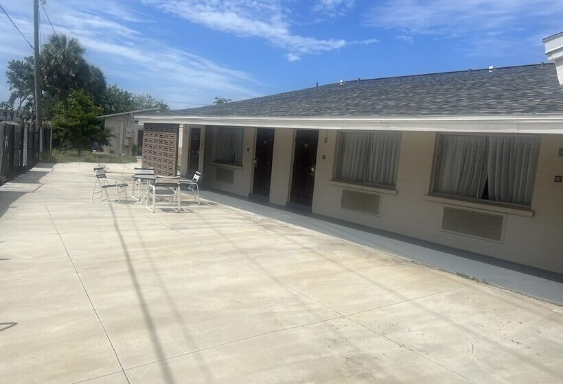 فندق على الطريق Flamingo Inn